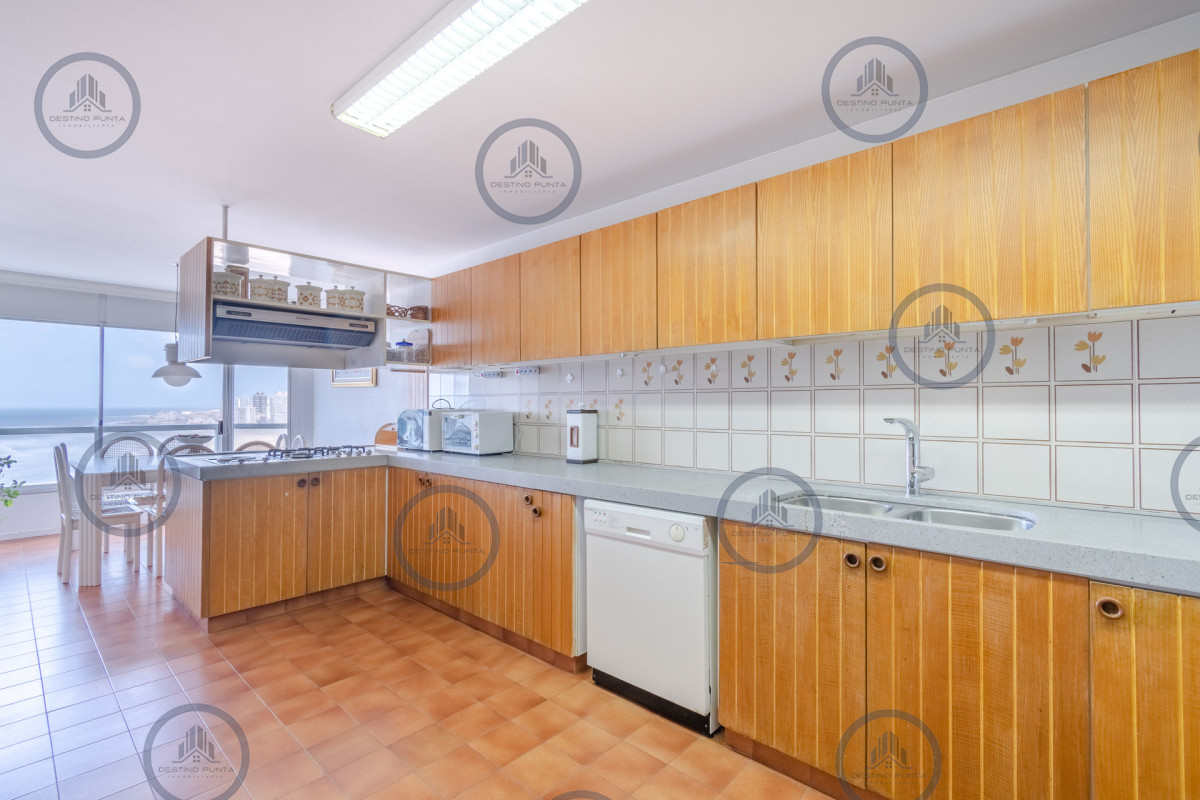 Apartamento ID.71 - Excelente Apartamento de 3 Dormitorios y Dependencia de Servicio Frente al Mar - Playa Brava