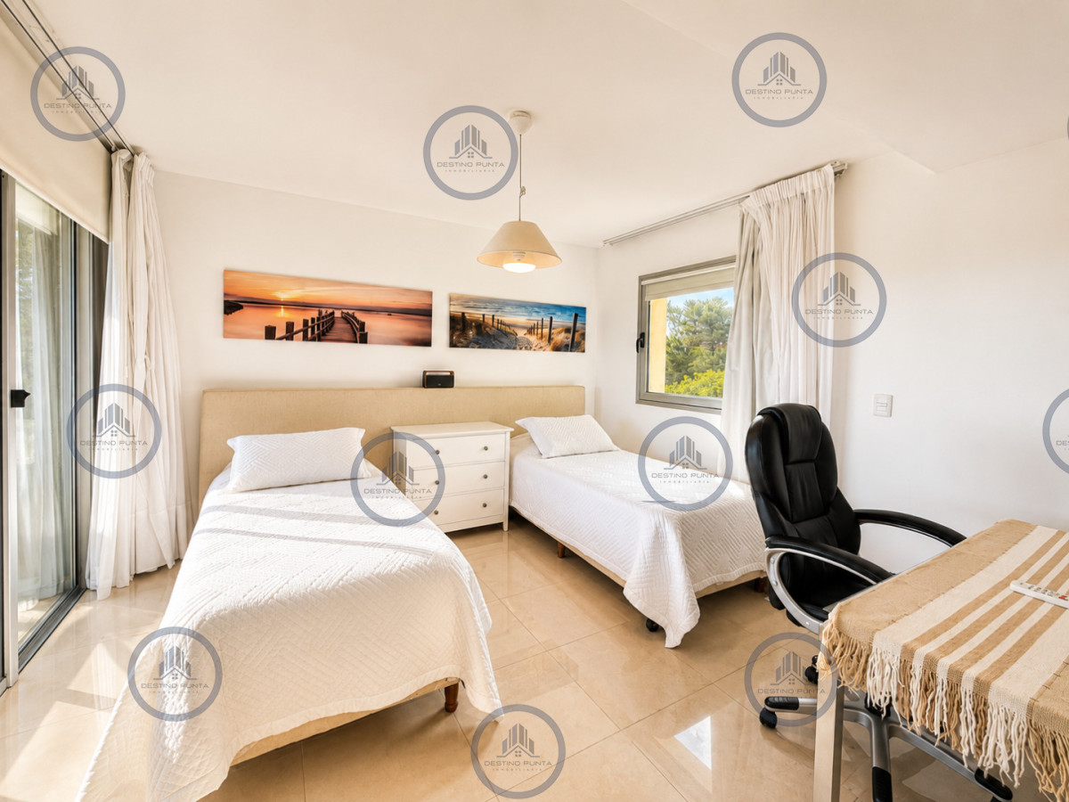 Apartamento ID.3030 - Venta de Apartamento de 3 Dormitorios sobre Primera Fila de Playa Brava, Punta del Este
