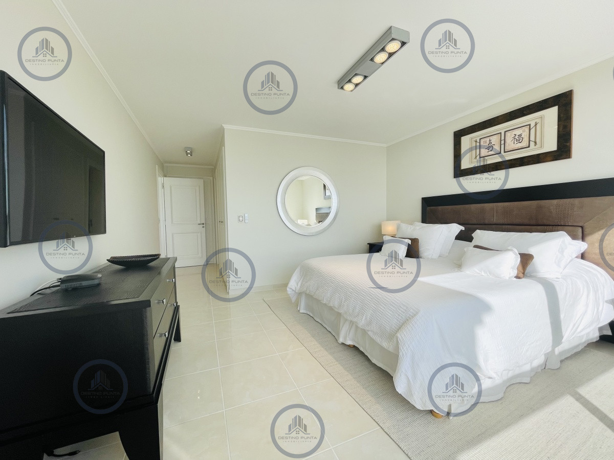 Apartamento ID.1059 - Venta de Excelente apartamento en alquiler temporario de tres dormitorios más dependencia de servicio, Playa Mansa, Punta del Este