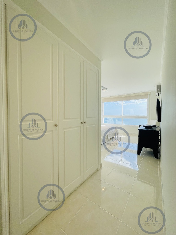 Apartamento ID.1059 - Venta de Excelente apartamento en alquiler temporario de tres dormitorios más dependencia de servicio, Playa Mansa, Punta del Este