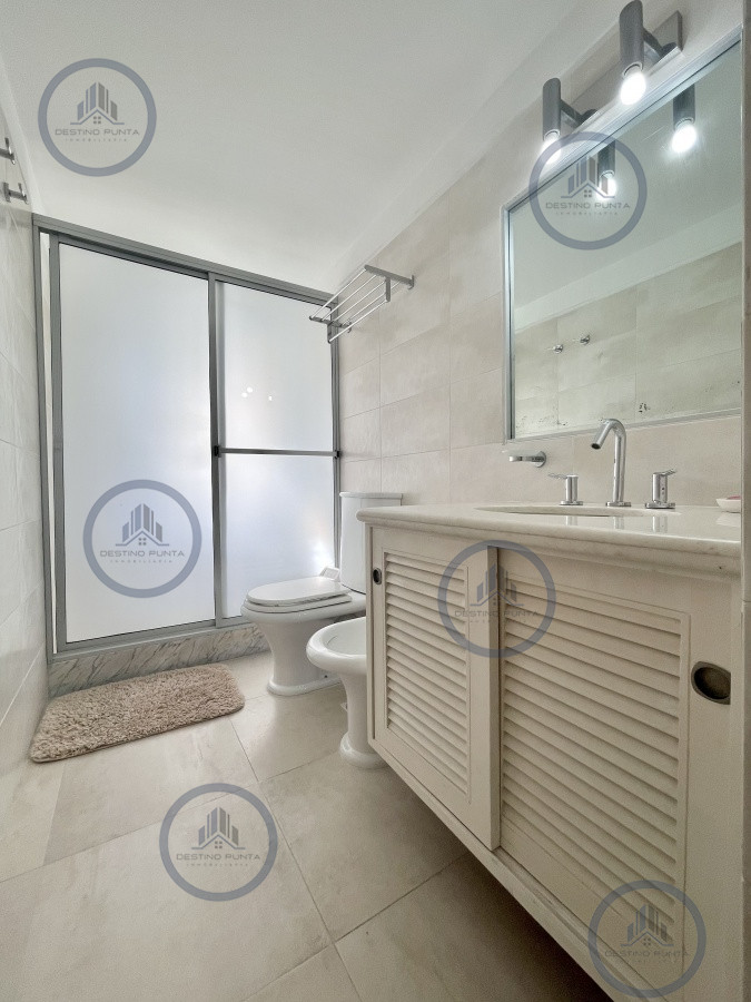 Apartamento ID.968 - Apartamento de 2 Dormitorios en Torre con Servicios - Playa Brava, Punta del Este