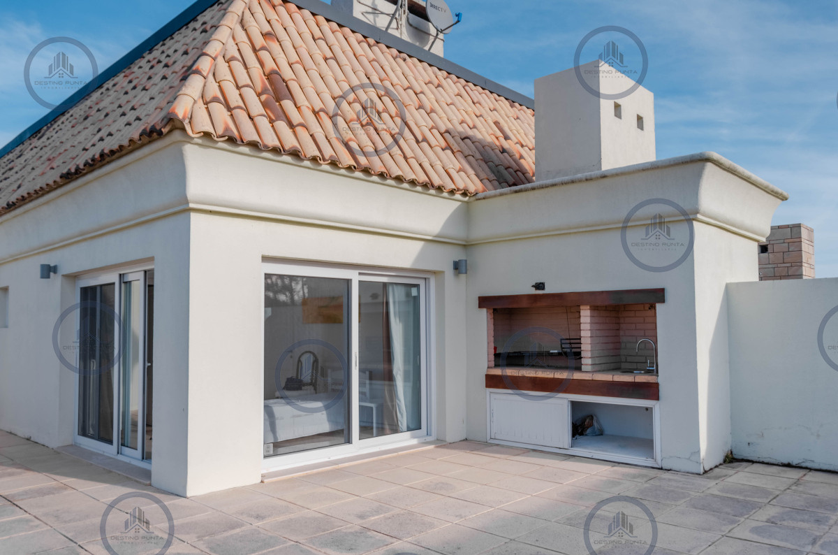 Apartamento ID.236 - Penthouse en venta de 3 dormitorios con parrillero de uso exclusivo, Playa Mansa, Pinares