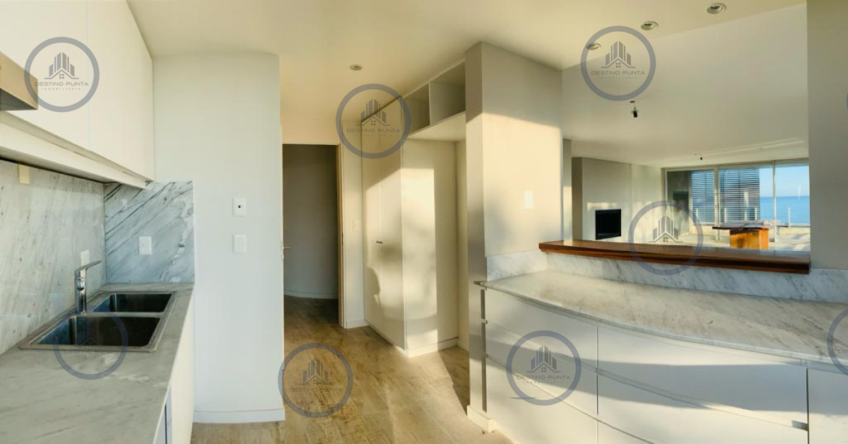Moderno Penthouse a Estrenar de 3 Dormitorios frente a Playa Mansa - Venta — fotografía 2