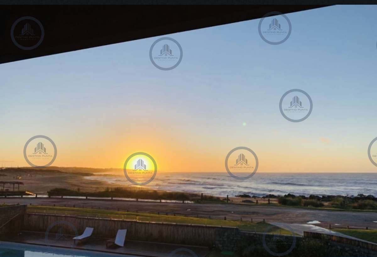 Alquiler temporario de apartamento sobre Montoya de tres dormitorios mas dependencia y parrillero de uso exclusivo. Montoya, La Barra — fotografía 1