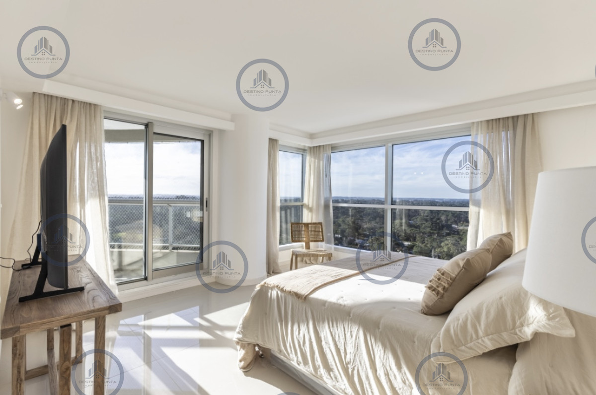 Apartamento ID.171 - Moderno Penthouse con Vista al Mar, en Playa Brava, 3 Dormitorios con Parrillero y Dependencia de servicio