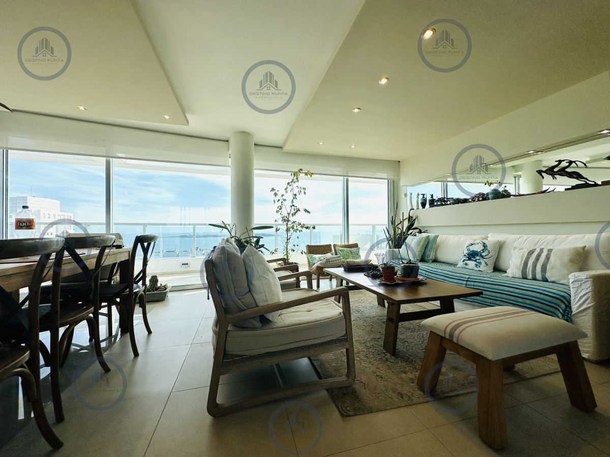Apartamento ID.1226 - Venta de Excelente Penthouse de 2 Dormitorios y Parrillero con vistas a Playa Mansa, Punta del Este