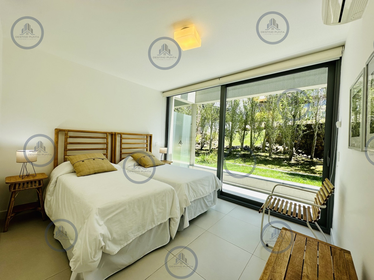 Apartamento ID.1690 - Venta y Alquiler temporario de apartamento moderno de dos dormitorios con parrillero en Punta Ballena