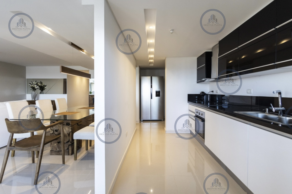 Apartamento ID.171 - Moderno Penthouse con Vista al Mar, en Playa Brava, 3 Dormitorios con Parrillero y Dependencia de servicio