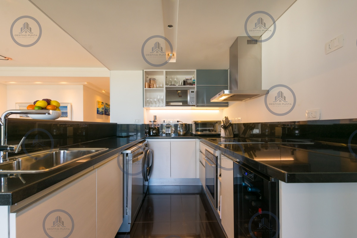 Apartamento ID.301 - Excelente Apartamento de 2 Dormitorios + Servicio en Brava con Vista al Mar