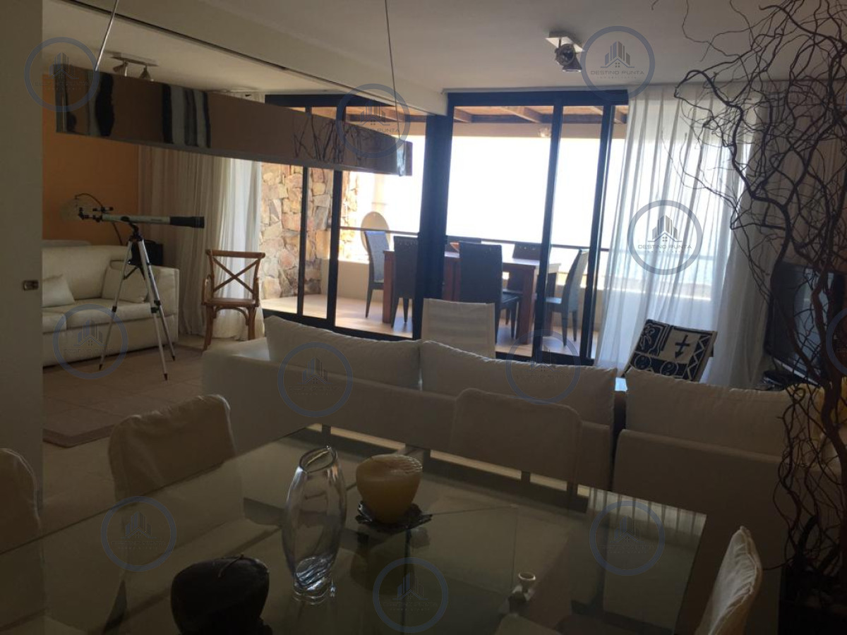 Apartamento ID.582 - Venta de apartamento amplio de dormitorio y medio con terraza y parrillero de uso exclusivo en Punta Ballena