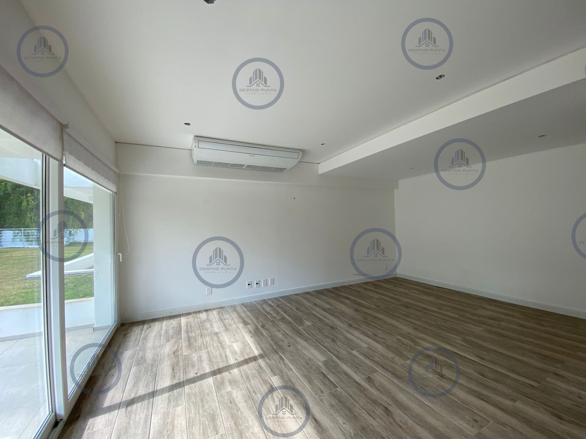 Apartamento ID.777 - Espectacular Apartamento de Dos Dormitorios, Dependencia y Parrillero a Estrenar en Punta del Este