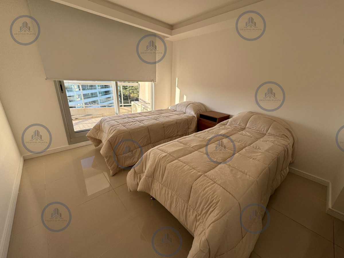 Apartamento ID.2506 - Apartamento de 2 Dormitorios + Dependencia y parrillero propio en Playa Brava
