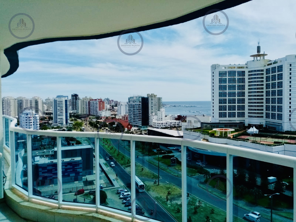 Alquiler temporario de apartamento de dos dormitorios mas dependencia con parrillero de uso exclusivo en Playa Mansa, Punta del Este — fotografía 1