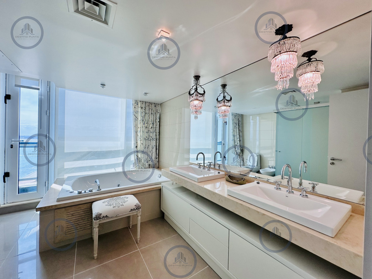 Apartamento ID.2300 - Lujoso Penthouse de 4 Dormitorios con Vista al Mar sobre Playa Mansa, Punta del Este