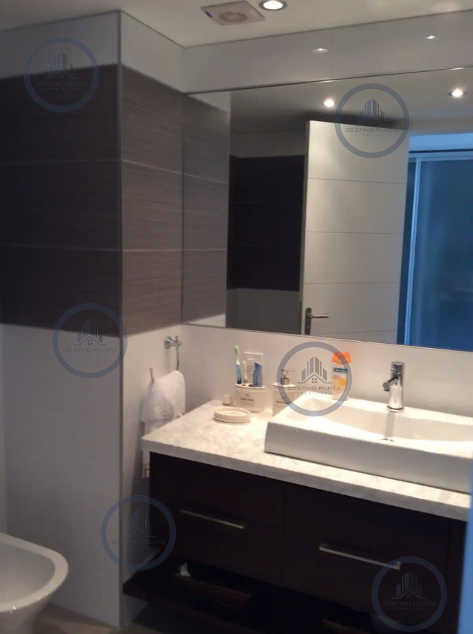 Apartamento ID.218 - Venta y alquiler de moderno departamento de tres dormitorios más dependencia a pasos de Playa Brava