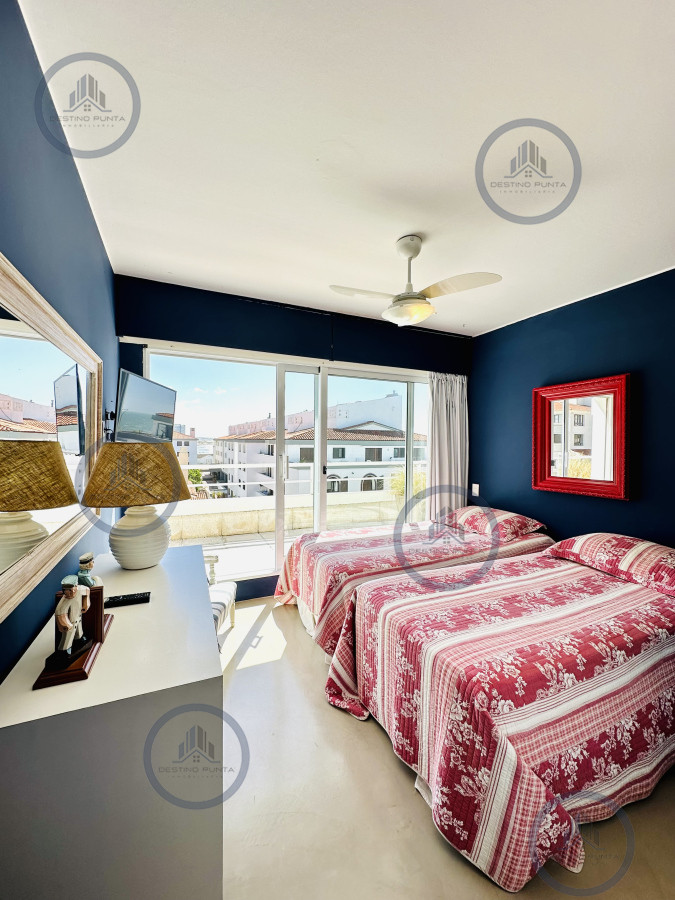 Apartamento ID.2461 - Alquiler y venta de apartamento con vista al Mar en Península de 3 dormitorios más dependencia