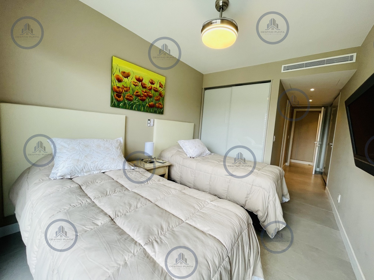 Apartamento ID.1122 - Venta y Alquiler Anual Moderno Apartamento de 2 Dormitorios en Torre Venetian sobre Playa Mansa
