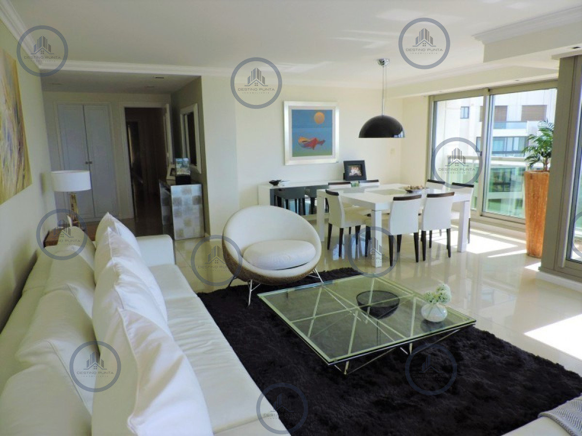 Venta y alquiler de apartamento en playa Brava de tres dormitorios mas dependencia de servicio, Punta del Este — fotografía 4