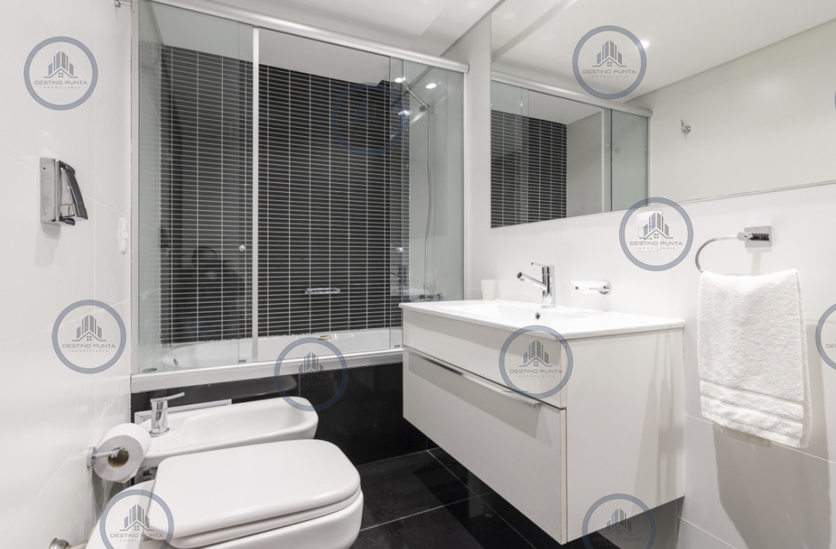 Apartamento ID.171 - Moderno Penthouse con Vista al Mar, en Playa Brava, 3 Dormitorios con Parrillero y Dependencia de servicio