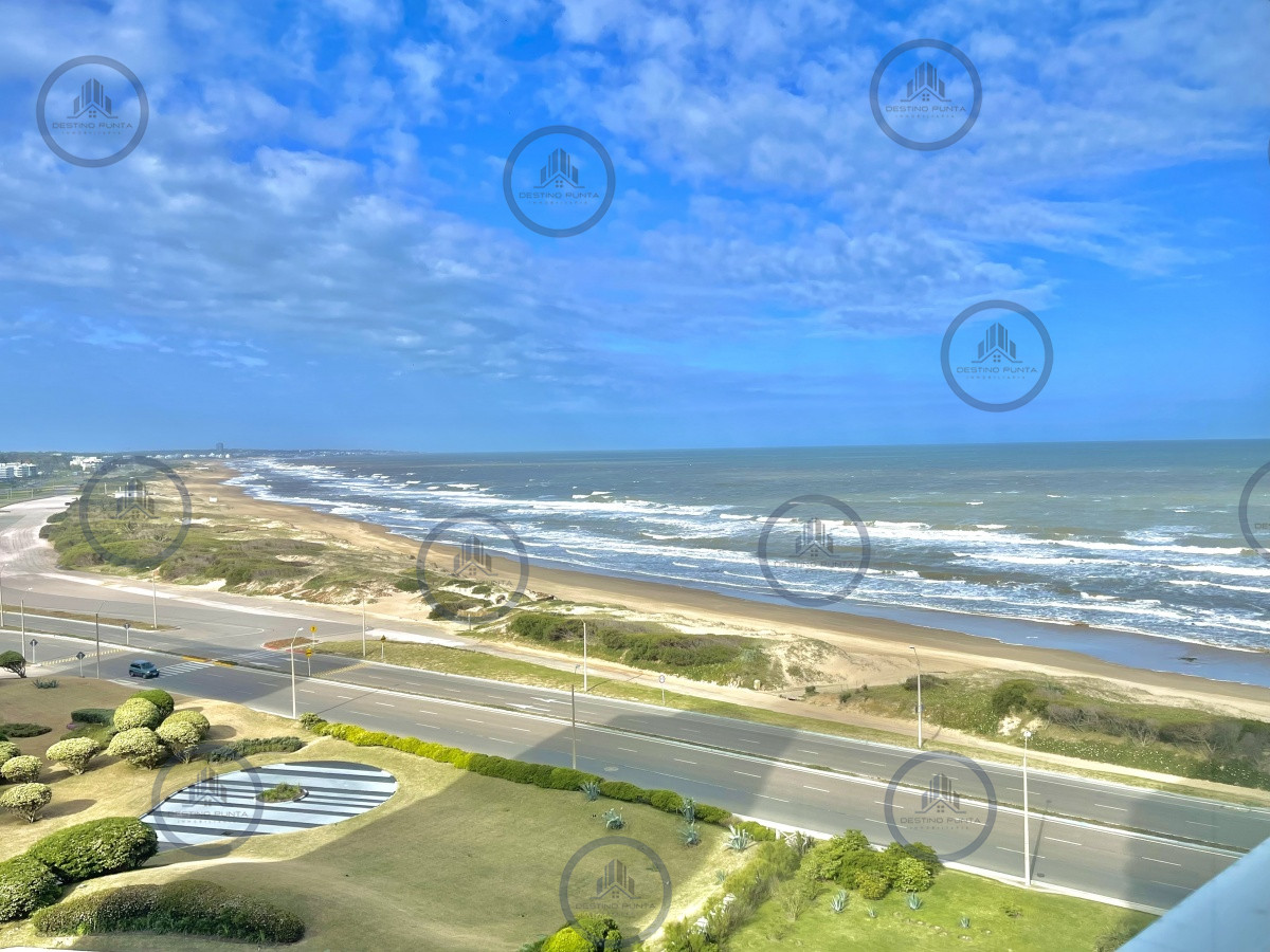 Apartamento ID.968 - Apartamento de 2 Dormitorios en Torre con Servicios - Playa Brava, Punta del Este