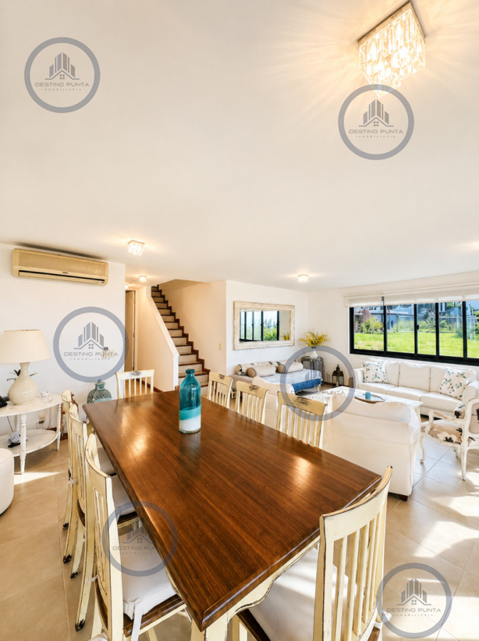 Apartamento ID.2462 - Excelente y amplio departamento duplex en venta de 3 dormitorios mas dependencia con parrillero, Punta Ballena