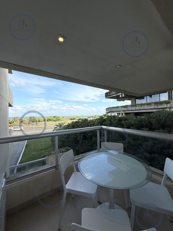 Apartamento ID.3030 - Venta de apartamento de 3 dormitorios sobre primera fila de Playa Brava, Punta del Este