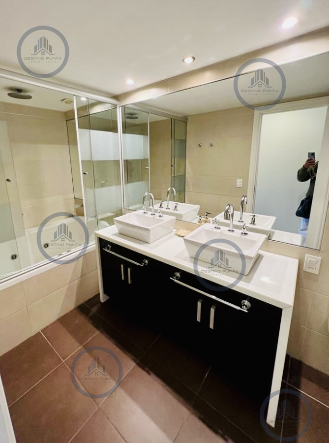 Apartamento ID.994 - Alquiler temporario de apartamento de tres dormitorios en torre de categoría sobre Playa Brava, Punta del Este
