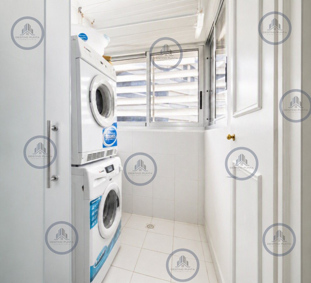 Apartamento ID.1102 - Exclusivo Apartamento Frente al Mar en Playa Brava, 3 Dormitorios y Dependencia