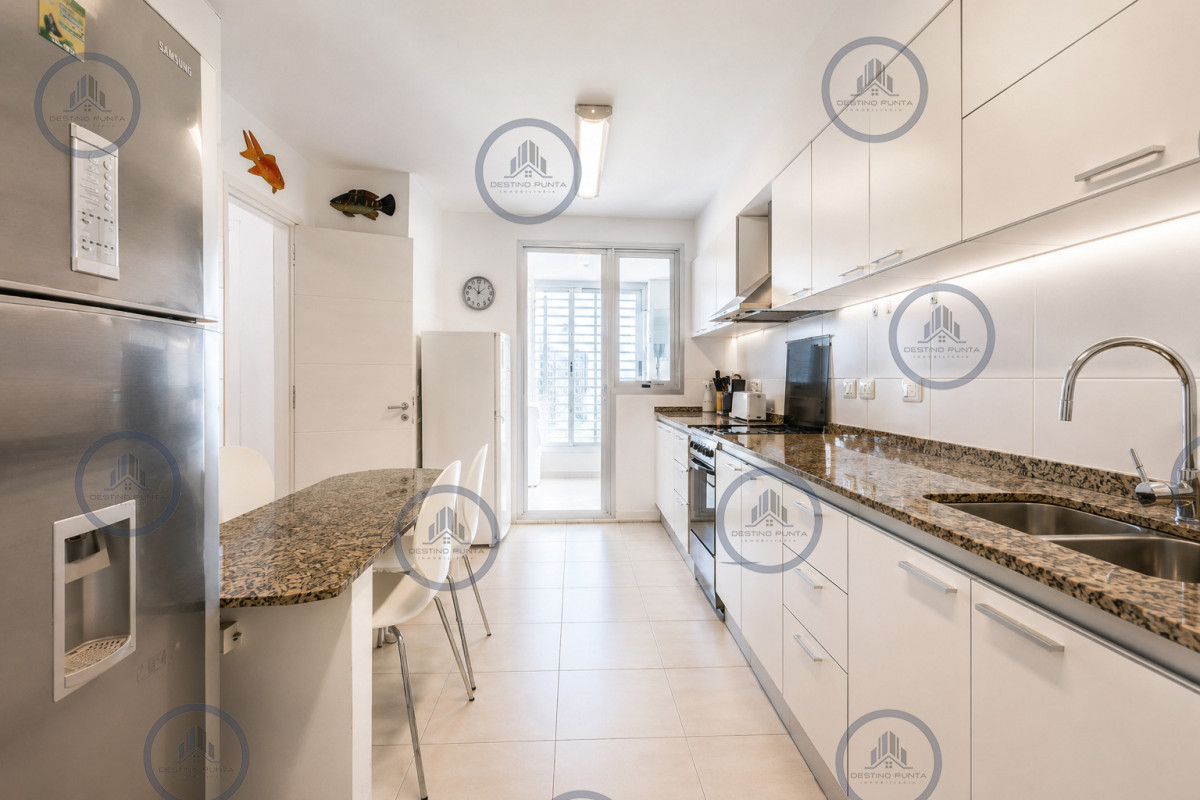 Apartamento ID.3255 - Apartamento de 3 Dormitorios con Vista al Mar, en Playa Brava Punta del Este