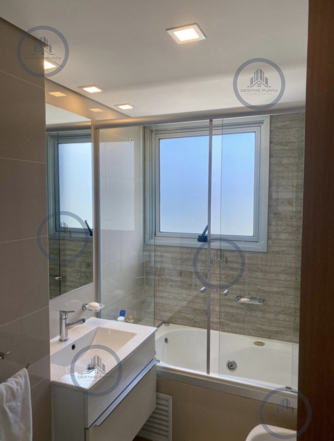 Apartamento ID.2896 - Alquiler temporal apartamento de 3 amplios dormitorios más dependencia con parrillero propio Playa Brava