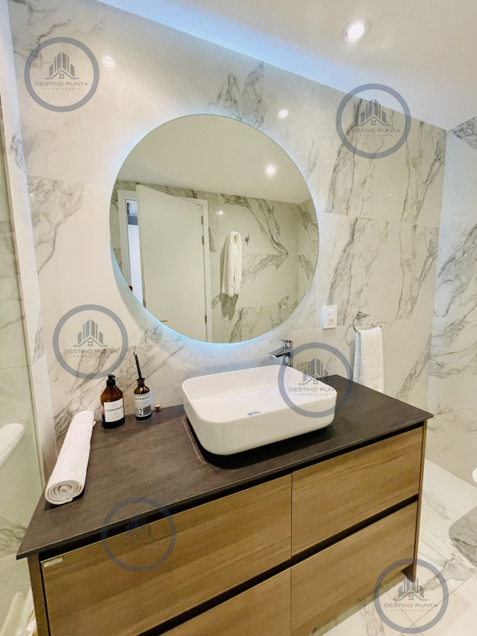 Apartamento ID.1122 - Venta y Alquiler Anual Moderno Apartamento de 2 Dormitorios en Torre Venetian sobre Playa Mansa