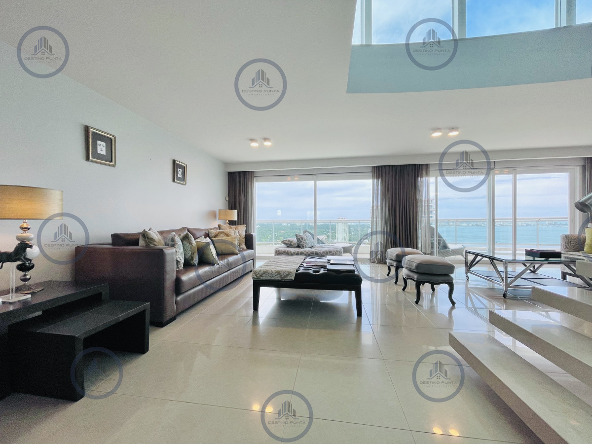 Apartamento ID.2300 - Lujoso Penthouse de 4 Dormitorios con Vista al Mar sobre Playa Mansa, Punta del Este