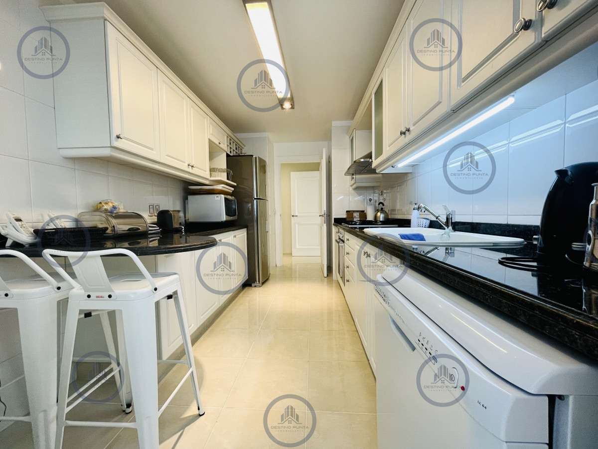 Apartamento ID.1059 - Venta de Excelente apartamento en alquiler temporario de tres dormitorios más dependencia de servicio, Playa Mansa, Punta del Este