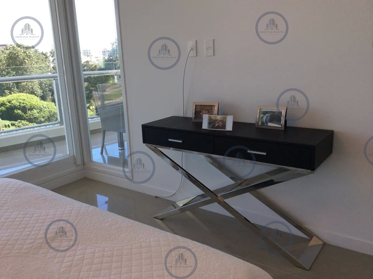 Apartamento ID.218 - Venta y alquiler de moderno departamento de tres dormitorios más dependencia a pasos de Playa Brava