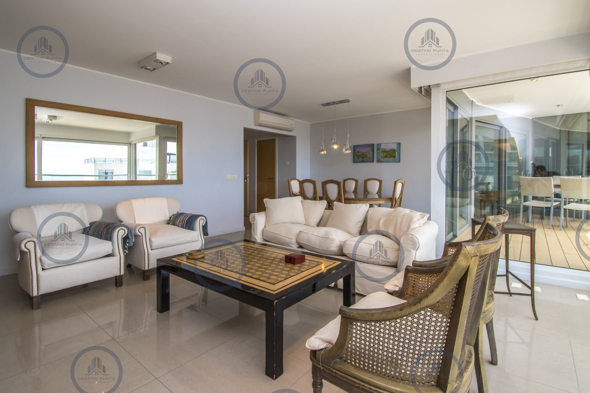 Apartamento ID.158 - Excelente Apartamento de 2 Dormitorios y Dependencia de Servicio en Playa Mansa