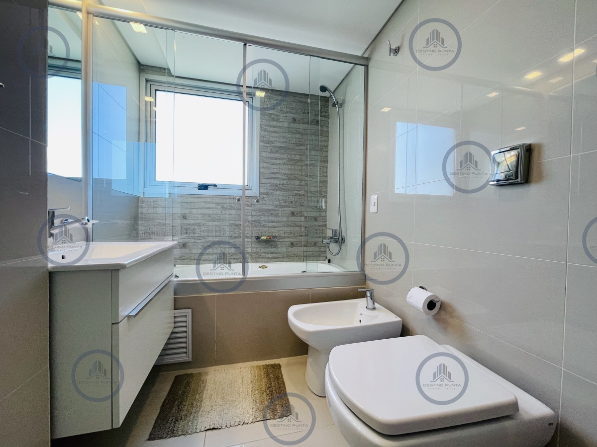 Apartamento ID.165 - Apartamento con Vista al Mar de 3 Dormitorios y Dependencia + Parrillero en Playa Brava, Punta del Este 