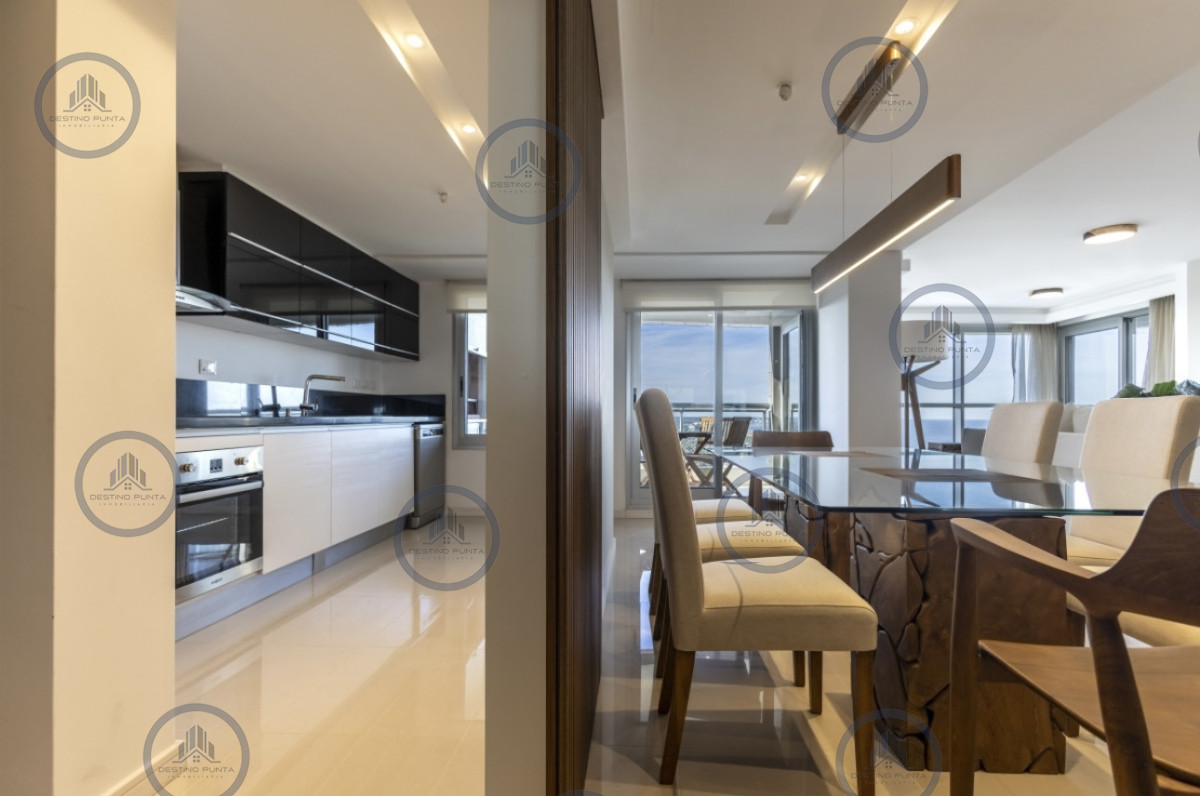 Apartamento ID.171 - Moderno Penthouse con Vista al Mar, en Playa Brava, 3 Dormitorios con Parrillero y Dependencia de servicio