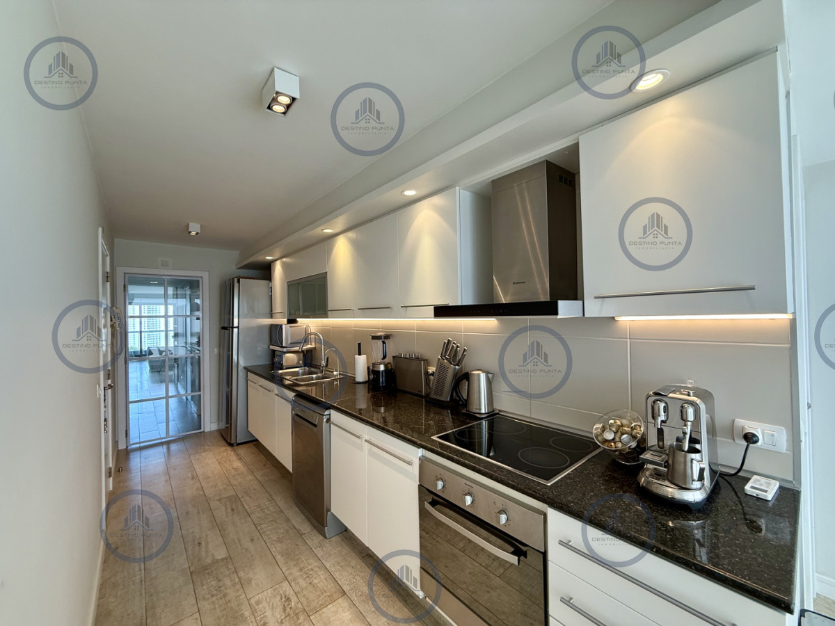 Apartamento ID.2036 - Apartamento Penthouse finamente decorado de 3 dormitorios con parrillero propio en venta, Roosevelt Brava, Punta del Este