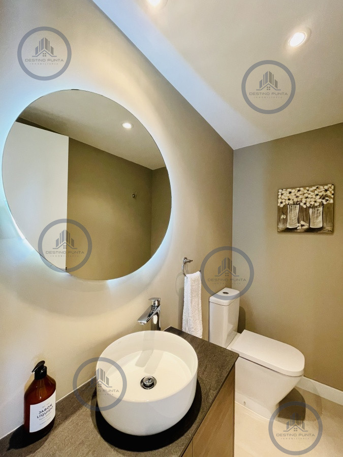 Apartamento ID.1122 - Venta y Alquiler Anual Moderno Apartamento de 2 Dormitorios en Torre Venetian sobre Playa Mansa