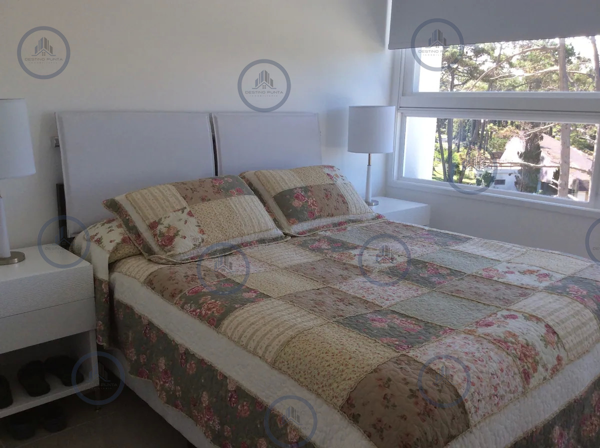 Apartamento ID.218 - Venta y alquiler de moderno departamento de tres dormitorios más dependencia a pasos de Playa Brava