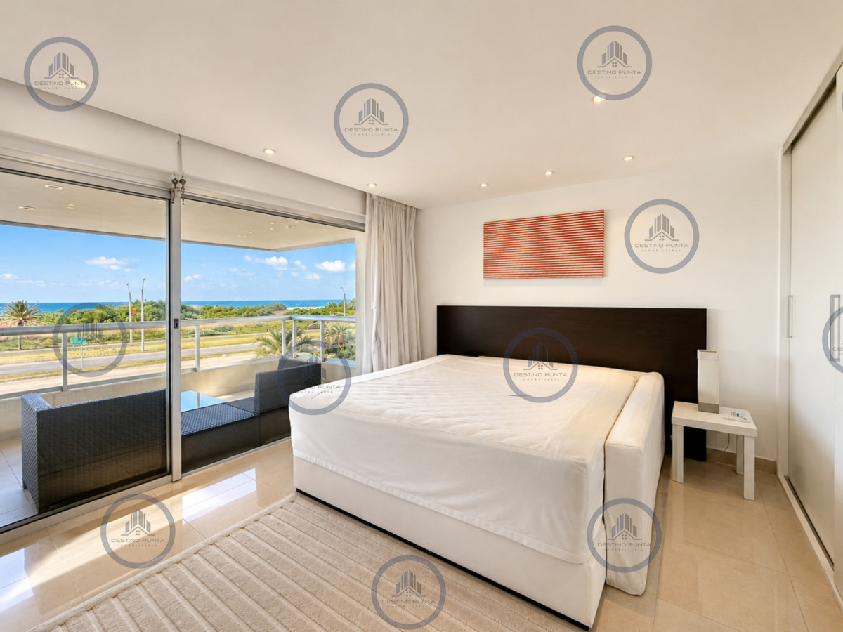 Apartamento ID.3030 - Venta de Apartamento de 3 Dormitorios sobre Primera Fila de Playa Brava, Punta del Este