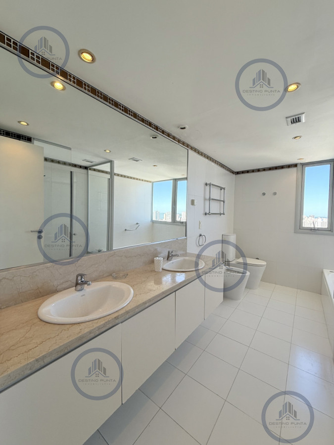 Apartamento ID.219 - Alquiler temporario de apartamento esquinero piso alto en Torre Le Parc, Playa Brava