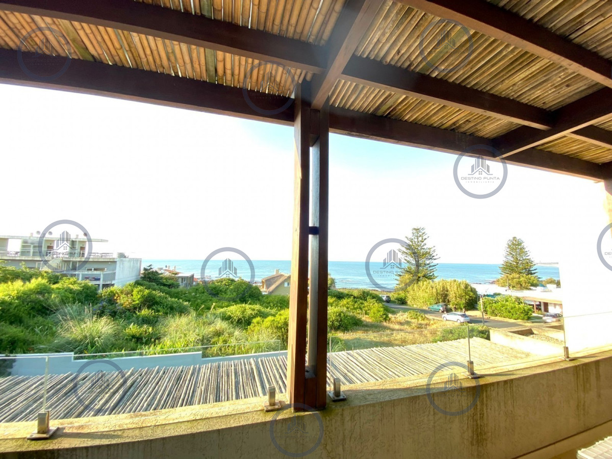 Venta de Apartamento de 3 Dormitorios y Parrillero en La Barra, a 100 metros del Mar — fotografía 1