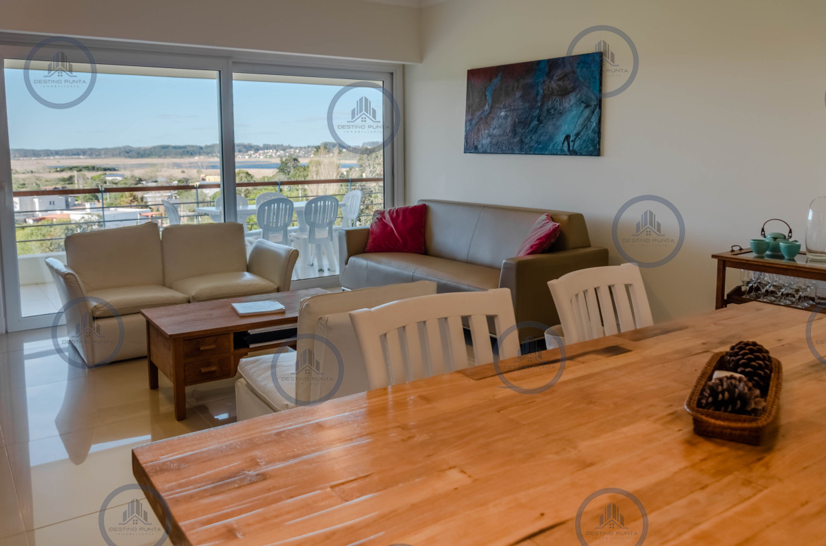 Apartamento ID.236 - Penthouse en venta de 3 dormitorios con parrillero de uso exclusivo, Playa Mansa, Pinares
