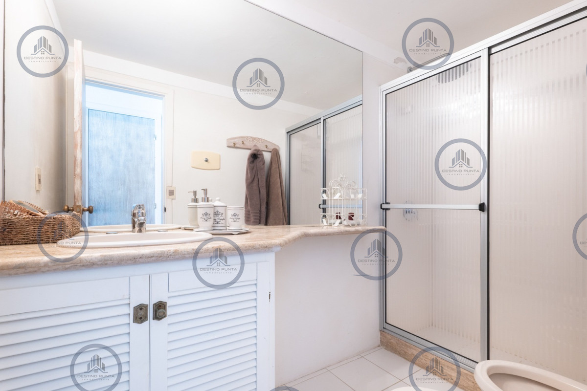 Apartamento ID.2593 - Apartamento de 2 Dormitorios frente al Mar, en Venta, Península de Punta del Este