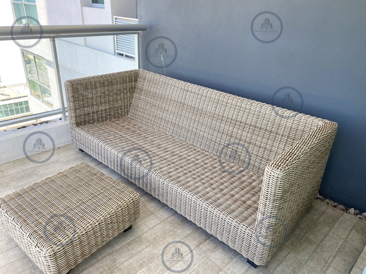 Apartamento ID.2307 - Venta Excelente Apartamento de 2 Dormitorios + Servicio en Brava con Vista al Mar