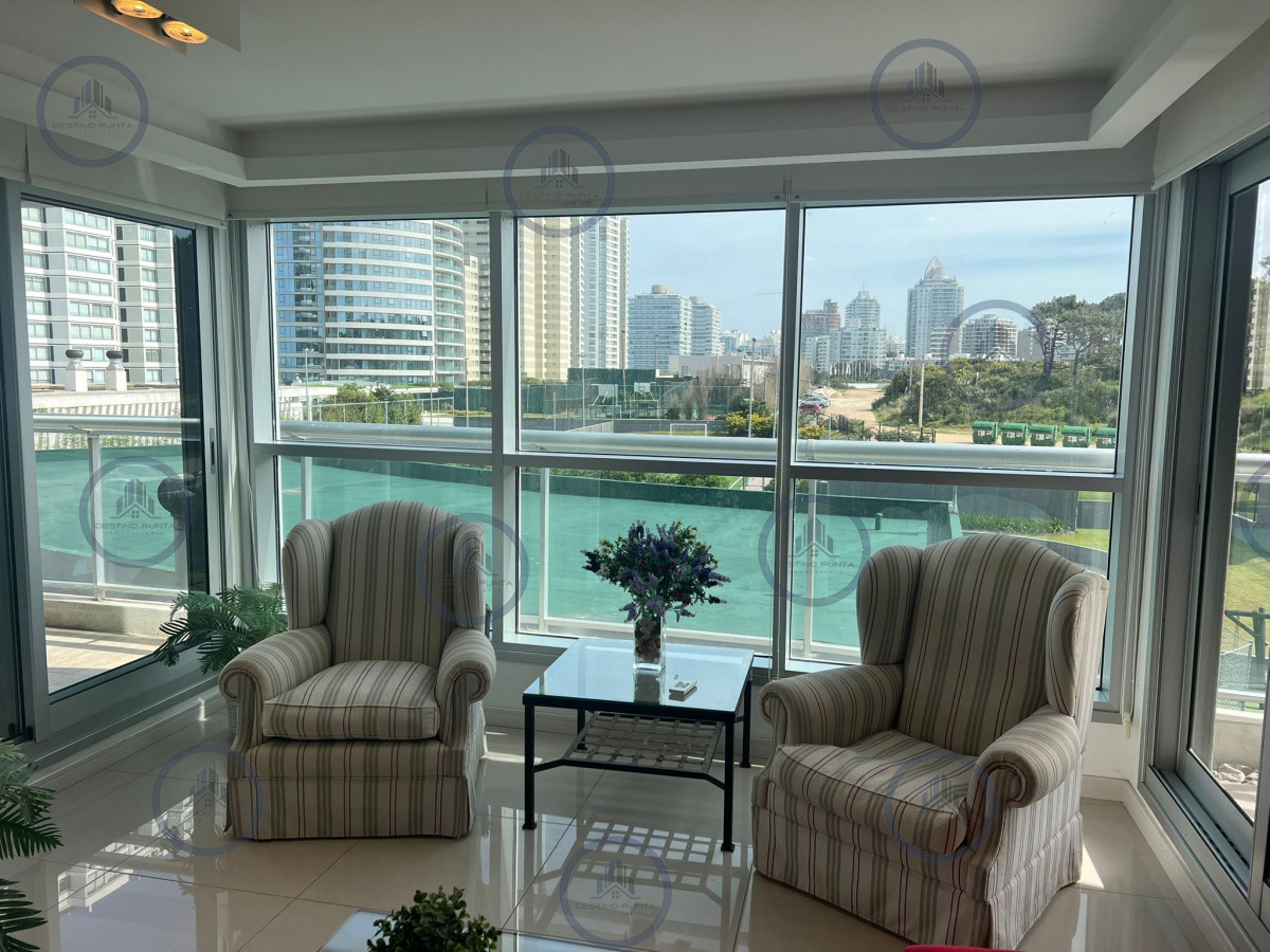 Apartamento ID.2943 - Cómodo apartamento con parrillero propio de 2 dormitorios más dependencia en alquiler, Playa Brava
