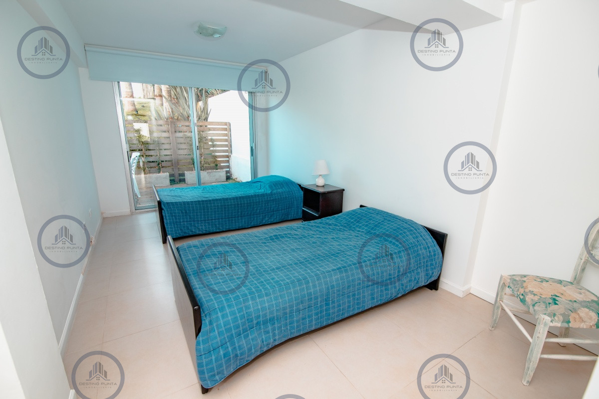 Apartamento ID.61 - Oportunidad en Venta de Apartamento de planta baja con salida al jardín de tres dormitorios en Playa Montoya