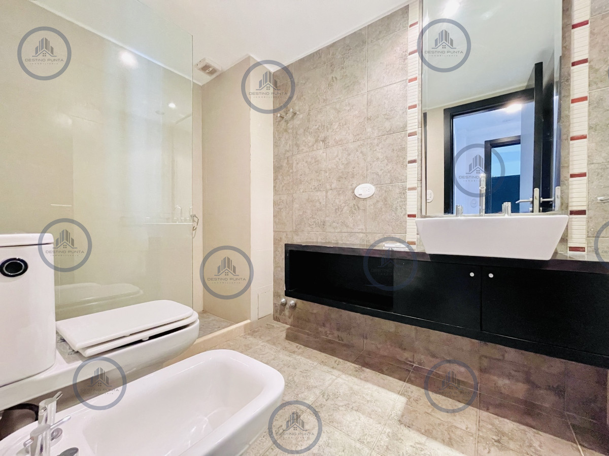 Apartamento ID.1660 - Apartamento de 2 Dormitorios, Vista al Mar y Parrillero en Playa Mansa, Venta