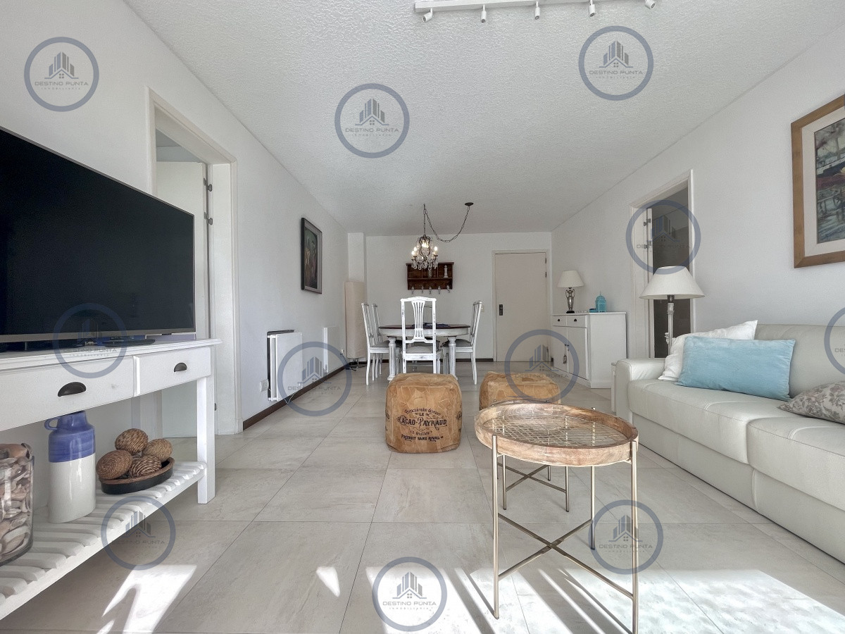 Apartamento ID.968 - Apartamento de 2 Dormitorios en Torre con Servicios - Playa Brava, Punta del Este